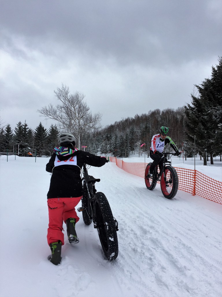 雪上自転車押す